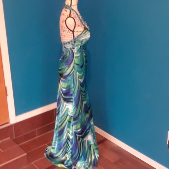 BNWT Morgan & Co. Backless Halter Formal Dress - Picture 6 of 8